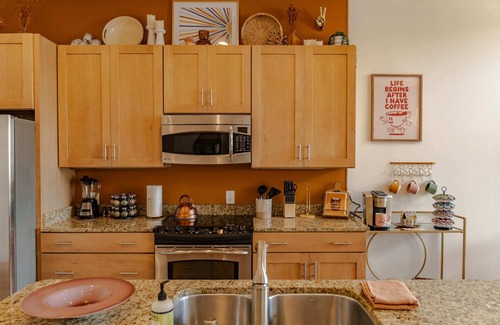 East Market District Apartamento | Groovy NuLu Condo | Heart of Vibrant Lou District!