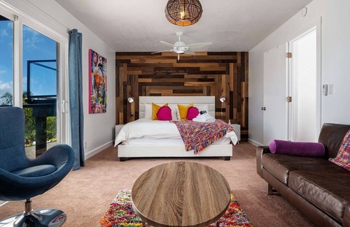 Dundee Casa | Groovy Pad, Billiards, Firepit, 5 Private King Rooms w/own Vineyard-View Balconies