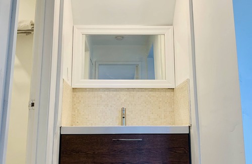 Erin Mills Casa | Ground floor 1 bedroom apartment with free parking