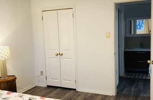 Erin Mills Casa | Ground floor 1 bedroom apartment with free parking