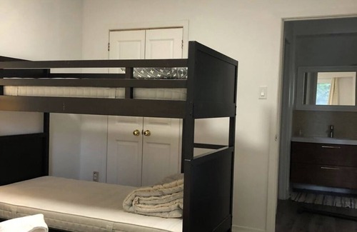 Erin Mills Casa | Ground floor 1 bedroom apartment with free parking