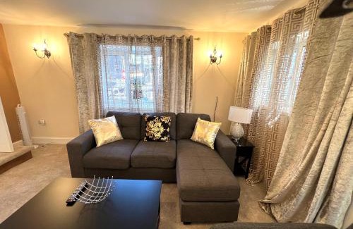 Street Apartamento | Ground Floor 2 Bedroom Apt, Onsite Parking, Edge of Glastonbury and Street