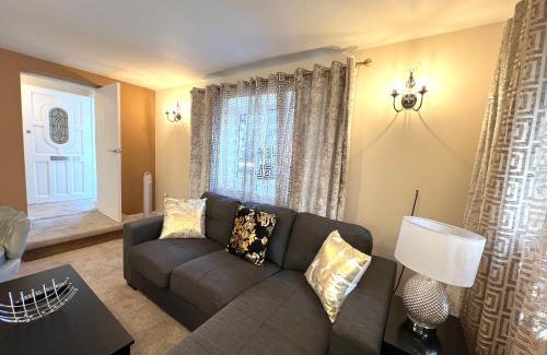 Street Apartamento | Ground Floor 2 Bedroom Apt, Onsite Parking, Edge of Glastonbury and Street