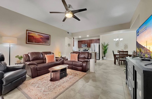 Parkwood Ranch Condominio | Ground Floor 2 BDR with Garage! Heated Comm Pool!