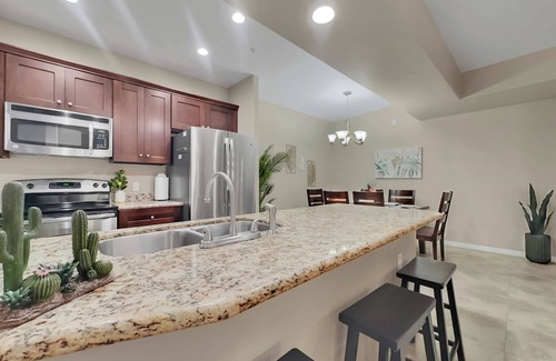 Parkwood Ranch Condominio | Ground Floor 2 BDR with Garage! Heated Comm Pool!