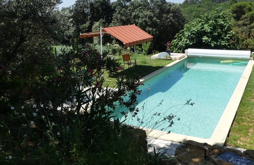 Piolenc Apartamento | Ground floor apartment 50m2 with terrace in intimate shady park, swimming pool 12x4 m