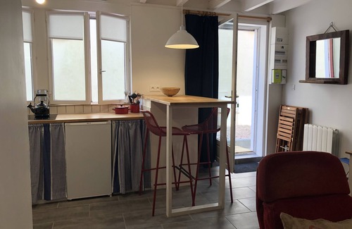 Portbail Apartamento | apartamento en planta baja cerca del puerto, en el corazón de Portbail, reformado