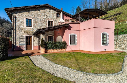 Pescaglia Apartamento | Ground floor apartment with covered patio