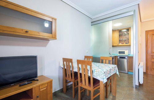 Cangas Apartamento | Bajo con piscina compartida, terraza privada y Wi-Fi