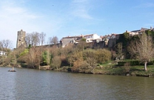 Vouvant Apartamento | Apartamento en planta baja muy bien equipado con piscina, aparcamiento privado
