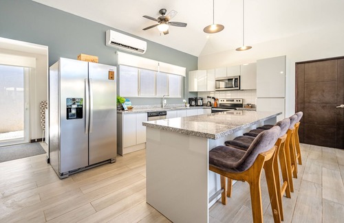 Playa Avellanas Condominio | Ground-floor condo with AC, pool views, on-site outdoor pool and plunge pool