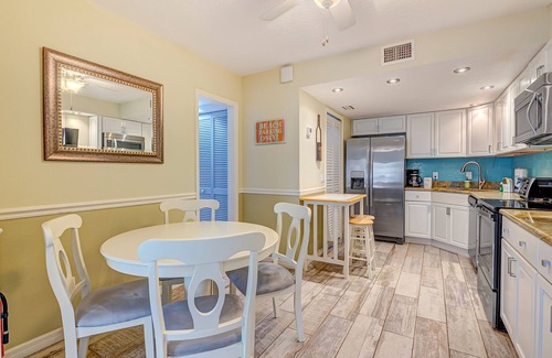 Cape Caneveral Beach Gardens Condominio | Ground floor condo w/shared pool, fast WiFi, central AC, near beach access