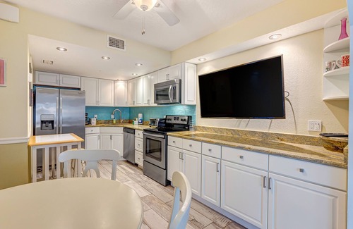 Cape Caneveral Beach Gardens Condominio | Ground floor condo w/shared pool, fast WiFi, central AC, near beach access