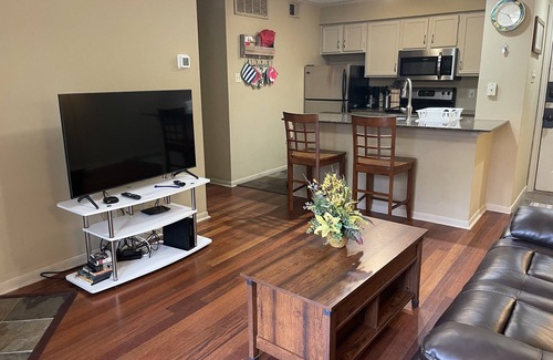 Waters Park Condominio | Ground Floor Condo in Gated Quiet Complex near the Domain, King Bed