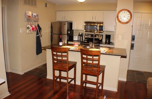 Waters Park Condominio | Ground Floor Condo in Gated Quiet Complex near the Domain, King Bed