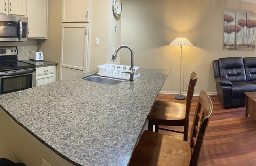 Waters Park Condominio | Ground Floor Condo in Gated Quiet Complex near the Domain, King Bed