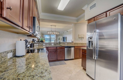Lakewood Ranch Condominio | GROUND FLOOR End unit 2 Bed/2bath+Den, Beautiful water view, 2 Golf Courses