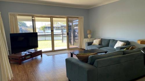 Bongaree Casa | Ground floor, family unit on the canal with free WIFI!