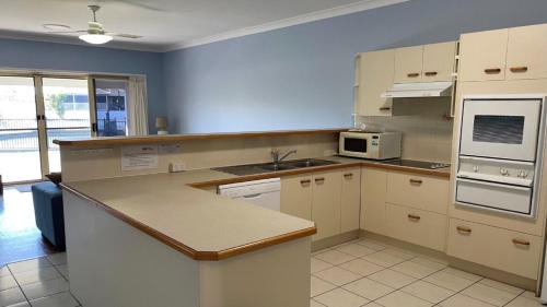 Bongaree Casa | Ground floor, family unit on the canal with free WIFI!