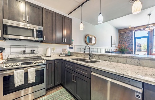 South Haven Condominio | Ground Floor Getaway- Year round indoor/outdoor pool close to town and beach!