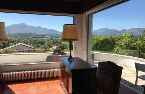 Ciboure Villa | Planta baja de villa de 240 m2 con vista dominante de los Pirineos y España.