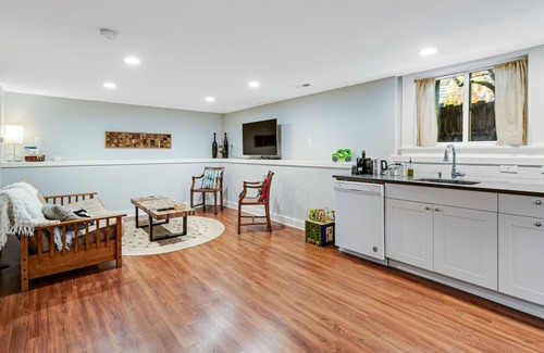 Phinney Ridge Casa | Ground-floor property with deck, WiFi, and ideal location next to Woodland Park