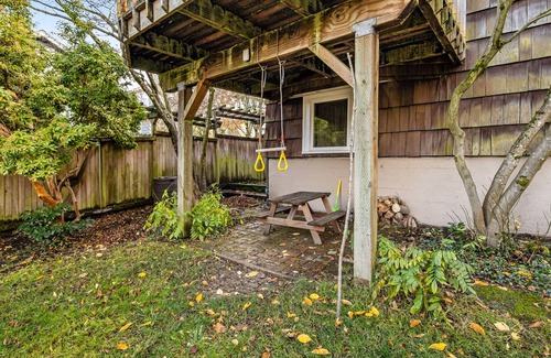 Phinney Ridge Casa | Ground-floor property with deck, WiFi, and ideal location next to Woodland Park