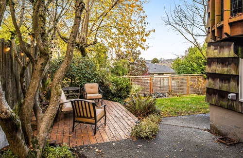 Phinney Ridge Casa | Ground-floor property with deck, WiFi, and ideal location next to Woodland Park