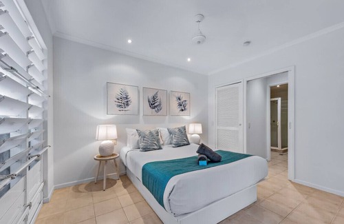 Jubilee Pocket Apartamento | Ground floor unit direct pool access