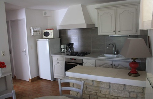 Saint-Pierre-de-Vassols Apartamento | cabaña amueblada en la planta baja de una hermosa propiedad con flores y bosques