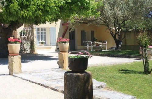 Saint-Pierre-de-Vassols Apartamento | cabaña amueblada en la planta baja de una hermosa propiedad con flores y bosques