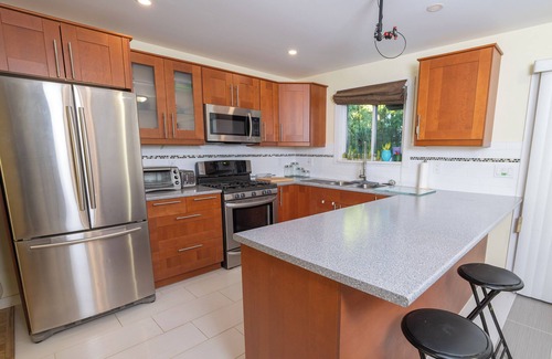 Walnut Grove Apartamento | Ground Level 1 Bedroom Suite in Langley. Full Kitchen. Near golf, and shopping.
