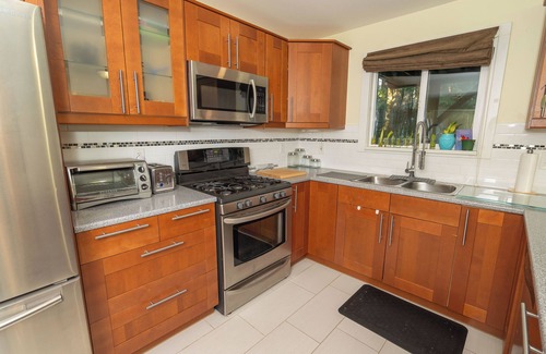 Walnut Grove Apartamento | Ground Level 1 Bedroom Suite in Langley. Full Kitchen. Near golf, and shopping.