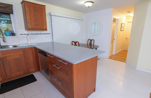 Walnut Grove Apartamento | Ground Level 1 Bedroom Suite in Langley. Full Kitchen. Near golf, and shopping.