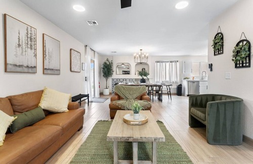 North Las Vegas Casa | Group 5 BD Home w/Pool and more