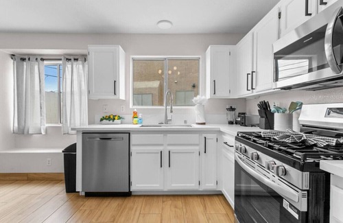 North Las Vegas Casa | Group 5 BD Home w/Pool and more
