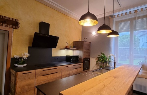 Ventron Casa | Alojamiento para grupos de 42 personas con 7 apartamentos individuales y jacuzzi.