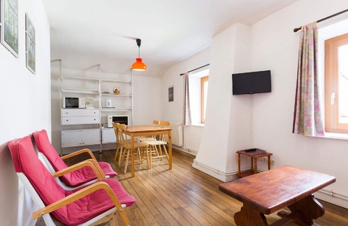 Ventron Casa | Alojamiento para grupos de 42 personas con 7 apartamentos individuales y jacuzzi.