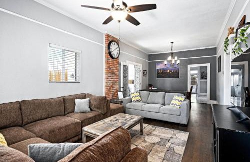 West Colfax Casa | Group-friendly House W Rooftop Patio & Backyard