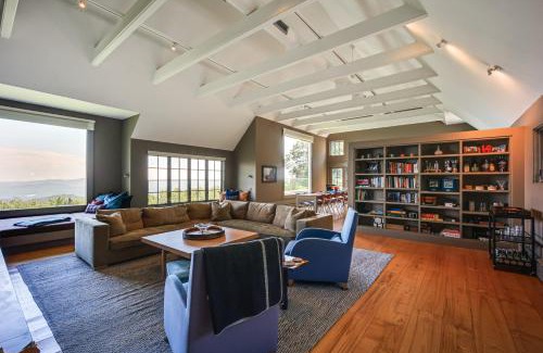 Newbury Casa | Group-Friendly Newbury Stunner Home Gym, Hot Tub!