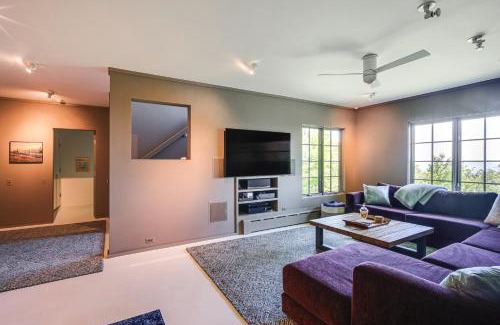 Newbury Casa | Group-Friendly Newbury Stunner Home Gym, Hot Tub!