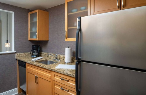 Arts/Warehouse District Hotel | Group Getaway! 2 Spacious Suites, Full Kitchen, Free Breakfast, Outdoor Pool!