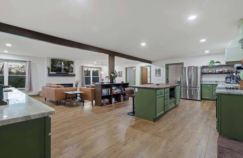 Pikeville Casa | Group Getaway – Hemlock Haven Sleeps 16