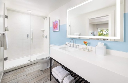 New Town Hotel | Group Getaway in 3 Ocean-View Rooms | Blue Flamingo Resort Key West with Pools