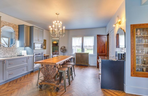 Mount Horeb Casa | Group Getaway: Luxe Farmhouse in Mt Horeb!
