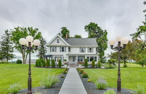 Mount Horeb Casa | Group Getaway Luxe Farmhouse in Mt Horeb!