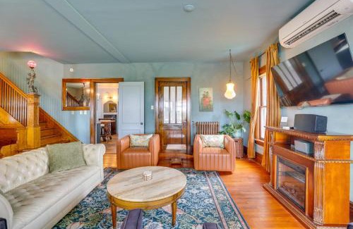 Mount Horeb Casa | Group Getaway Luxe Farmhouse in Mt Horeb!