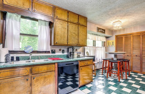 Stone Mountain Casa | Group Getaway: Spacious Home in Stone Mountain!