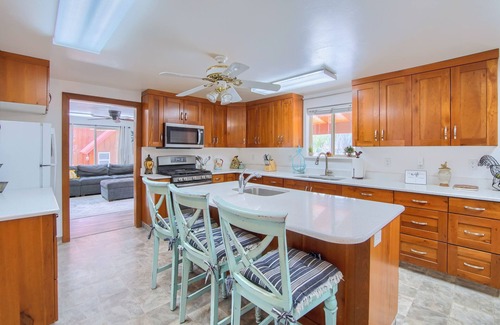 Circleville Casa | Group Getaway w/Mtn Views: Home in Circleville!