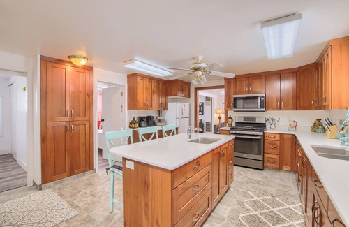Circleville Casa | Group Getaway w/Mtn Views: Home in Circleville!